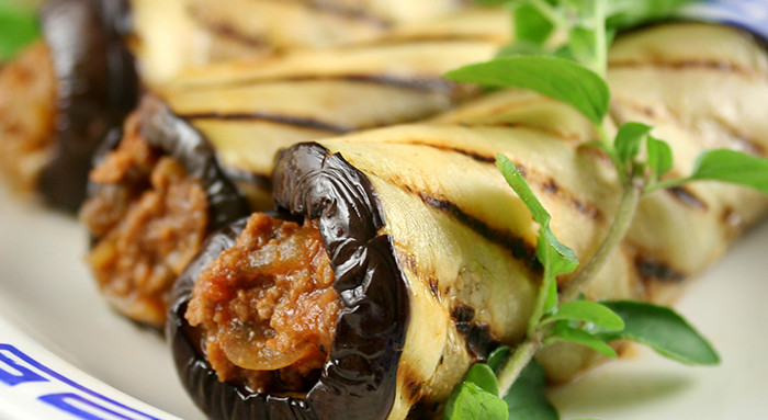 Pikant gefüllte Auberginenröllchen